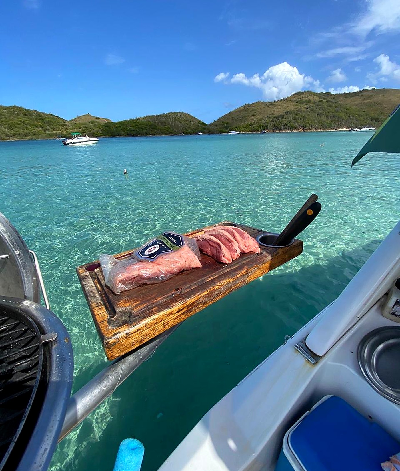 Churrasco a bordo no passeio de lancha em Cabo Frio