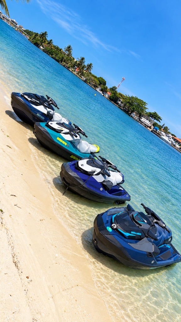 Jet Ski nas águas cristalinas da Região dos Lagos