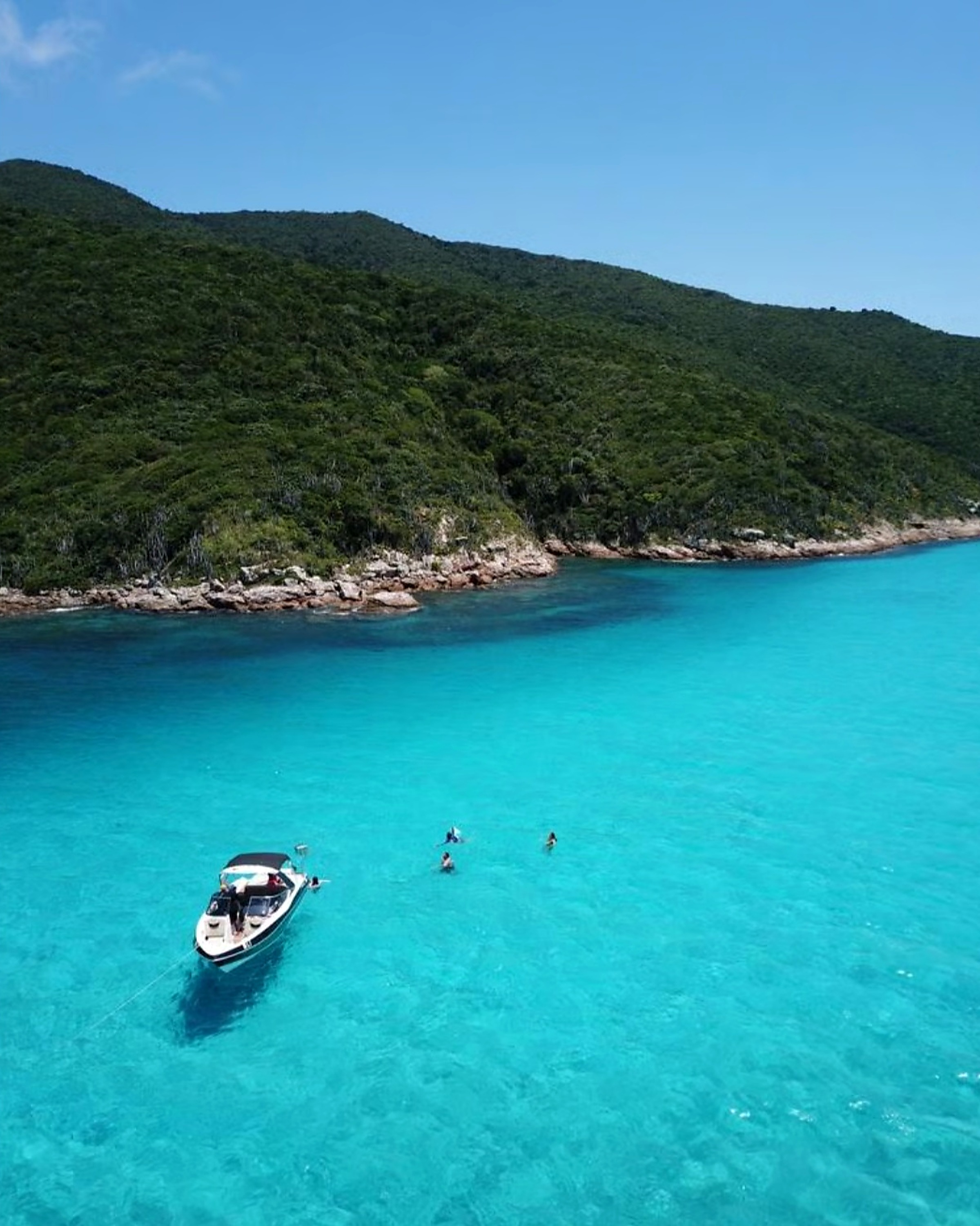 Lancha nas águas cristalinas de Cabo Frio