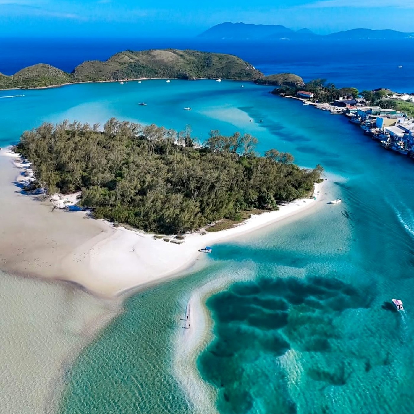 Ilha do Japonês em Cabo Frio — vista aérea de águas turquesas