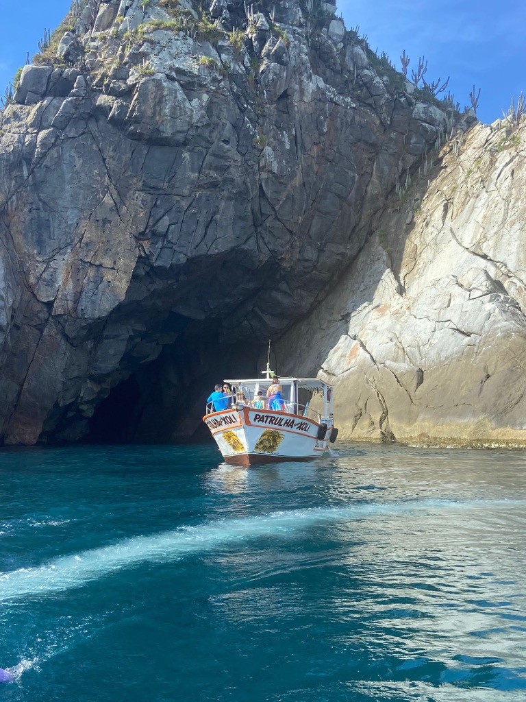 Navegação no paredão rochoso e gruta azul